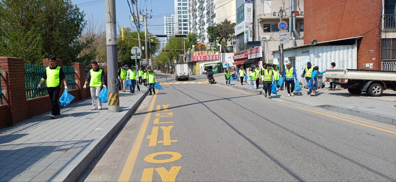 기흥구, 신갈오거리 일대 봄철 대청소 실시이미지2